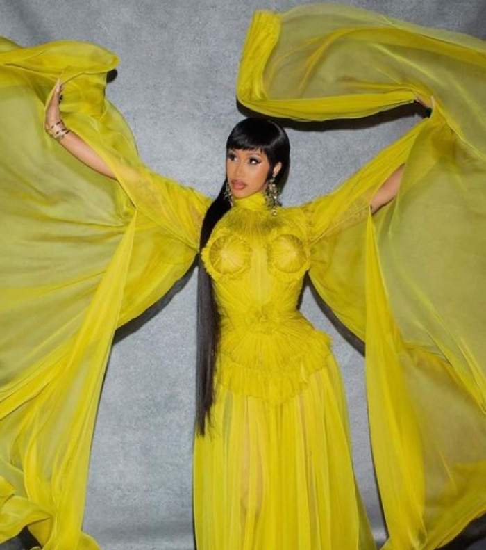 Cardi B îmbrăcată într-o rochie lungă, galbenă