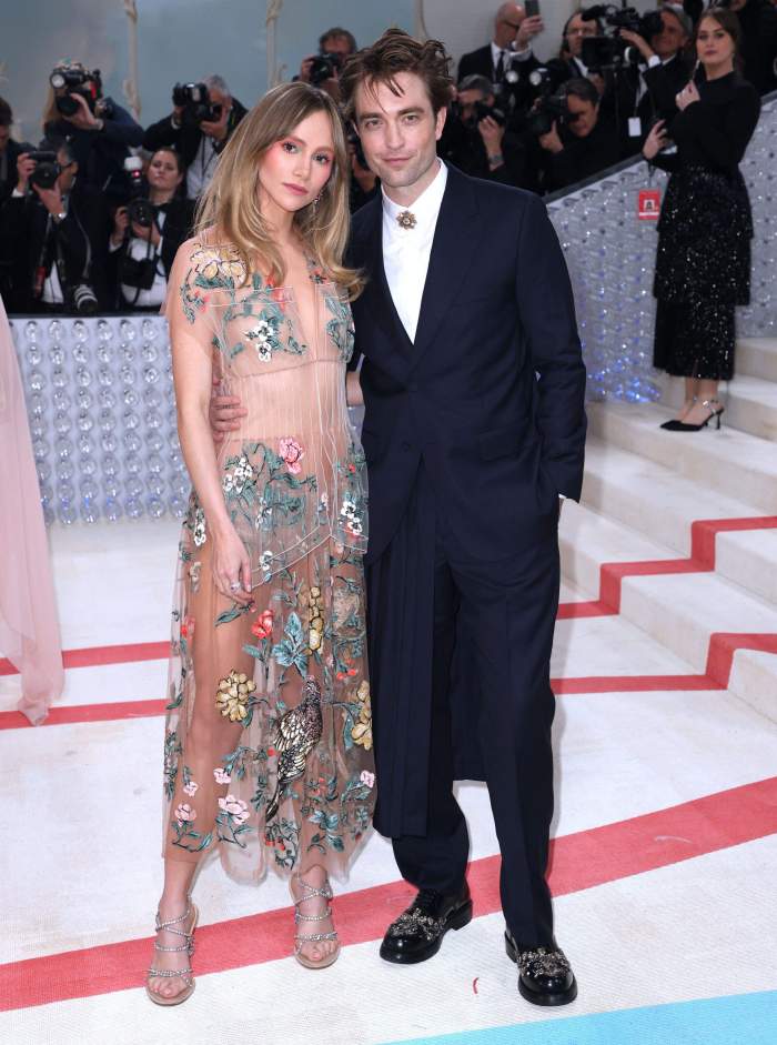 Robert Pattinson și partenera lui îmbrăcați elegant