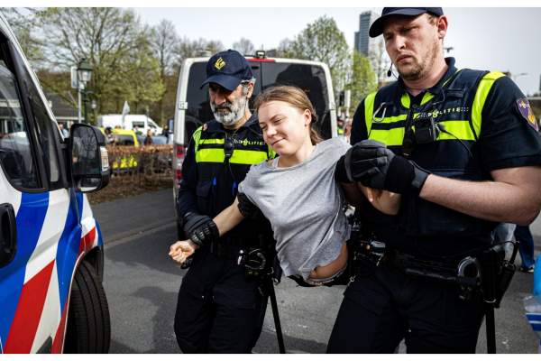 Greta Thunberg, arestată de polițiști, după ce a blocat o stradă, în timpul unui protest la Haga. Activista de mediu, revoltată pe autorități