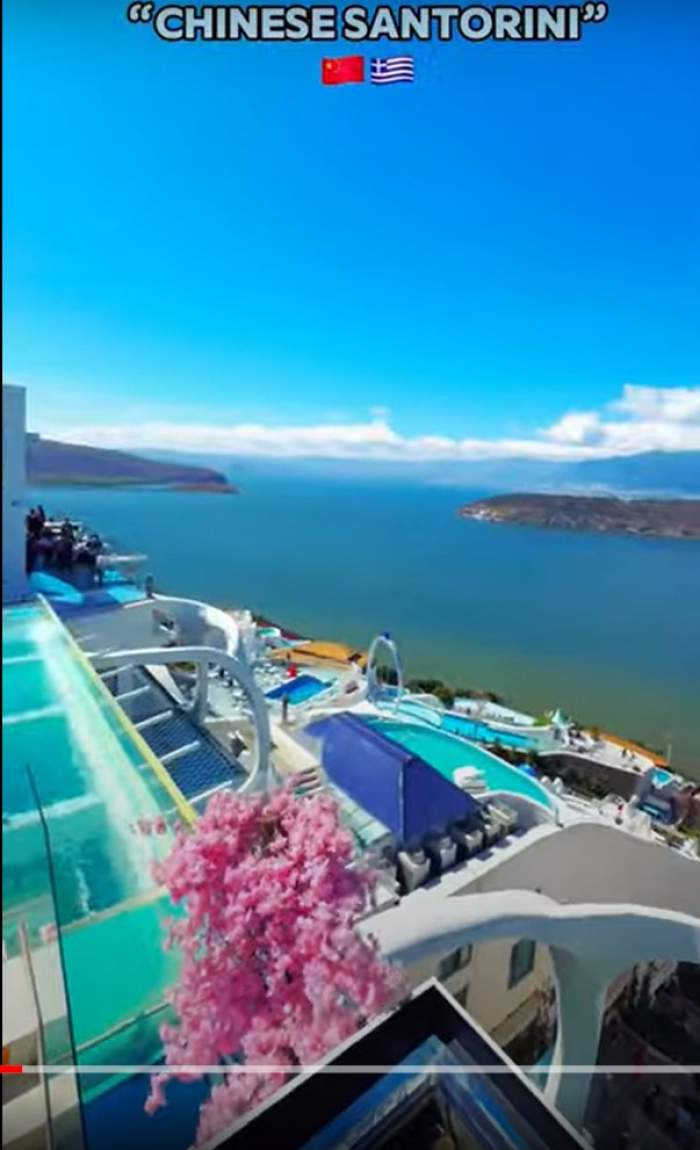 China și-a construit propriul Santorini. Cât de mult seamănă stațiunea Dali din provincia Yunnan cu celebra insulă din Grecia