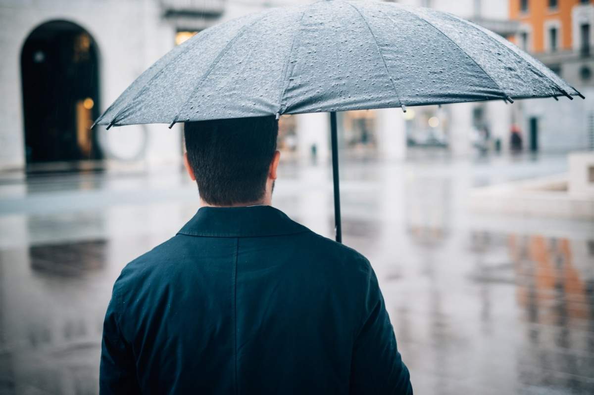 un bărbat cu o umbrelă