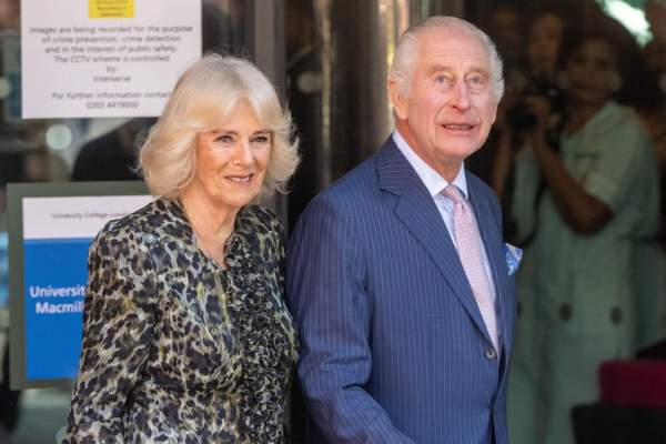 Regele Charles, vizită la un centru de luptă împotriva cancerului! Cum arată monarhul, după ce și-a reluat activitățile / FOTO