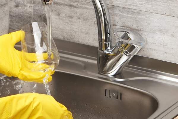 Caz șocant la un bar din Italia! Un ospătar i-a servit unei femei detergent în loc de vin. Ce a pățit clienta