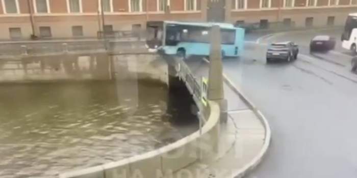 Autobuzul care a căzut în râu