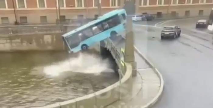 Autobuzul care a căzut în râu