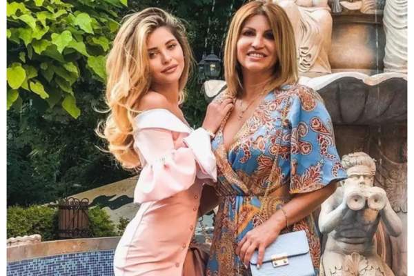 Știrile Antena Stars. Valerie Lungu s-a împăcat cu mama sa, Victoria, după ce ar fi dat-o afară din casă. Artista a sărbătorit-o pe fiica sa / VIDEO