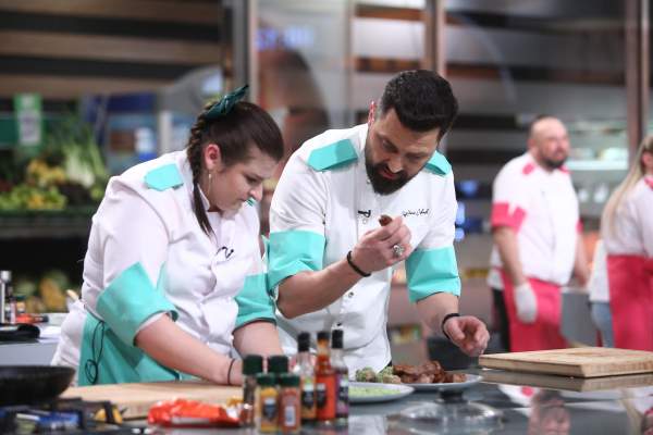 Chefi la cuțite, 13 mai 2024. „Fata mea, ce pot să-ți zic să te grăbești?” Chef Orlando Zaharia, scos din sărite de Alexandra Veber / VIDEO