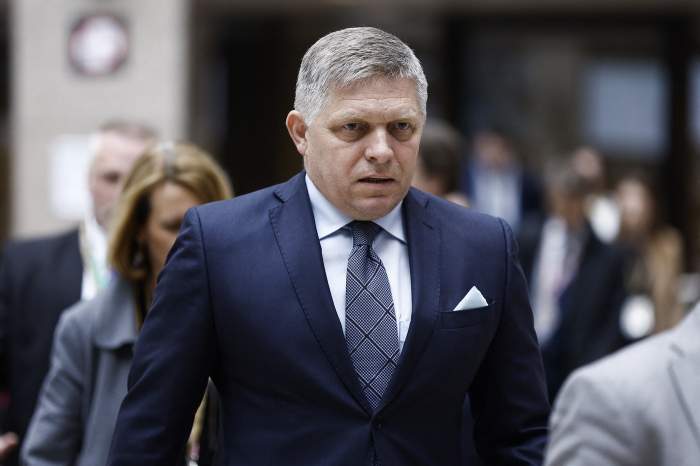 Robert Fico îmbrăcat în costum