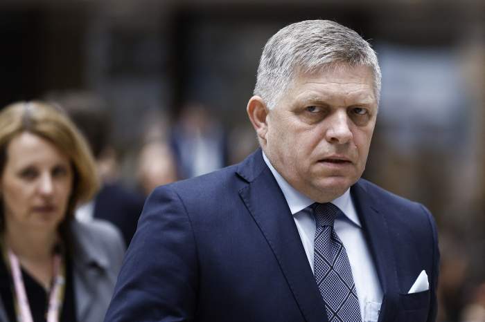 Robert Fico îmbrăcat în costum