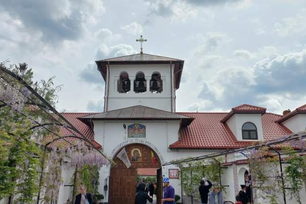 Știrile Antena Stars. Povestea Mănăstirii Ghighiu. Este un lăcaș sfânt, unde mii de credincioși merg să se roage. De ce este atât de specială / VIDEO