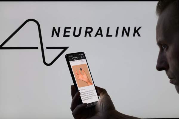 Neuralink va implanta un cip cerebral la o a doua persoană. Anunțul vine la câteva săptămâni după ce primul pacient a avut probleme cu dispozitivul