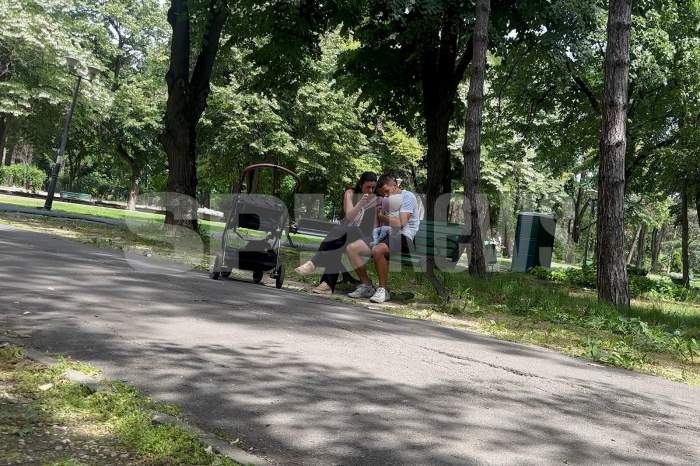 Când nu mai există nicio variantă, telefonul este scăparea! Un fotbalist celebru și soția au apelat la trucuri pentru a-și liniști copilul / PAPARAZZI