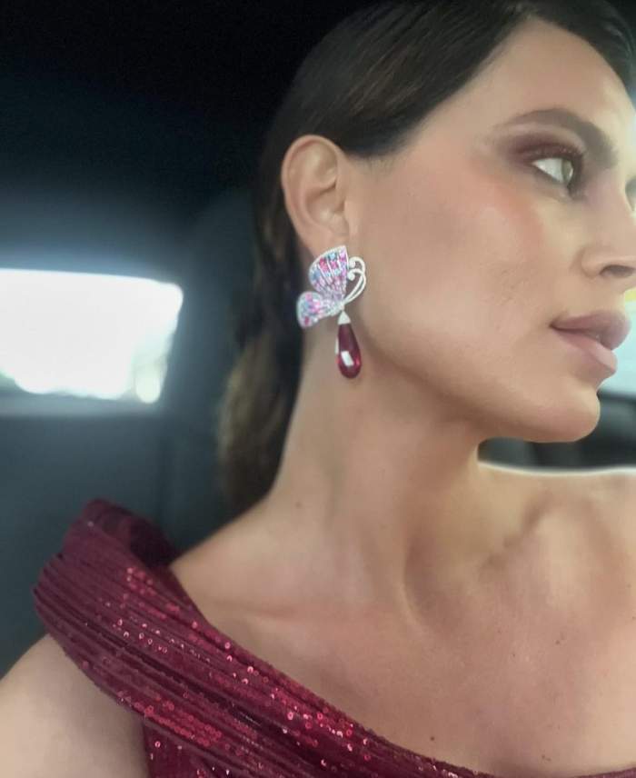 Catrinel Menghia în mașină