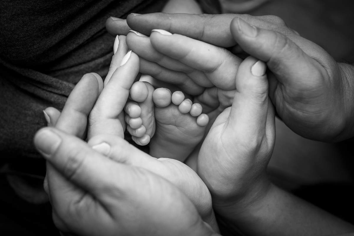 Poză alb-negru cu picioare de bebeluș