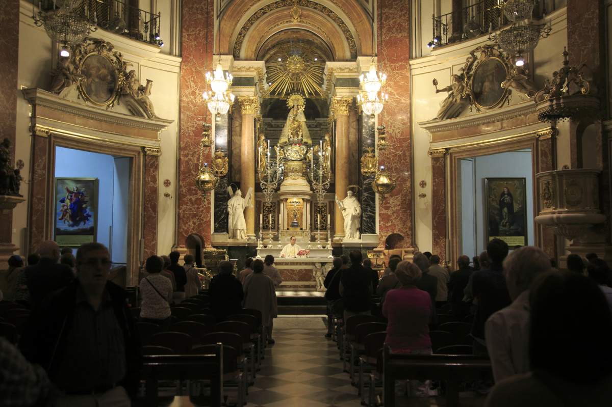 Preot catolic la altar în biserica catedrală, orașul Valencia, Spania