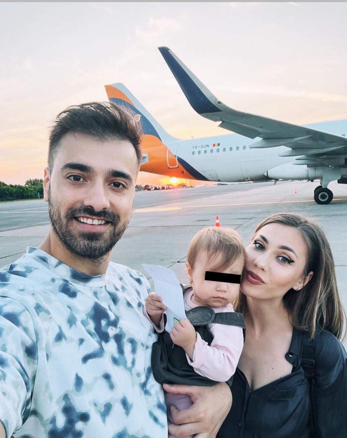 Liviu Teodorescu alături de soția lui și fiica lor în aeroport Liviu Teodorescu alături de soția lui și fiica lor