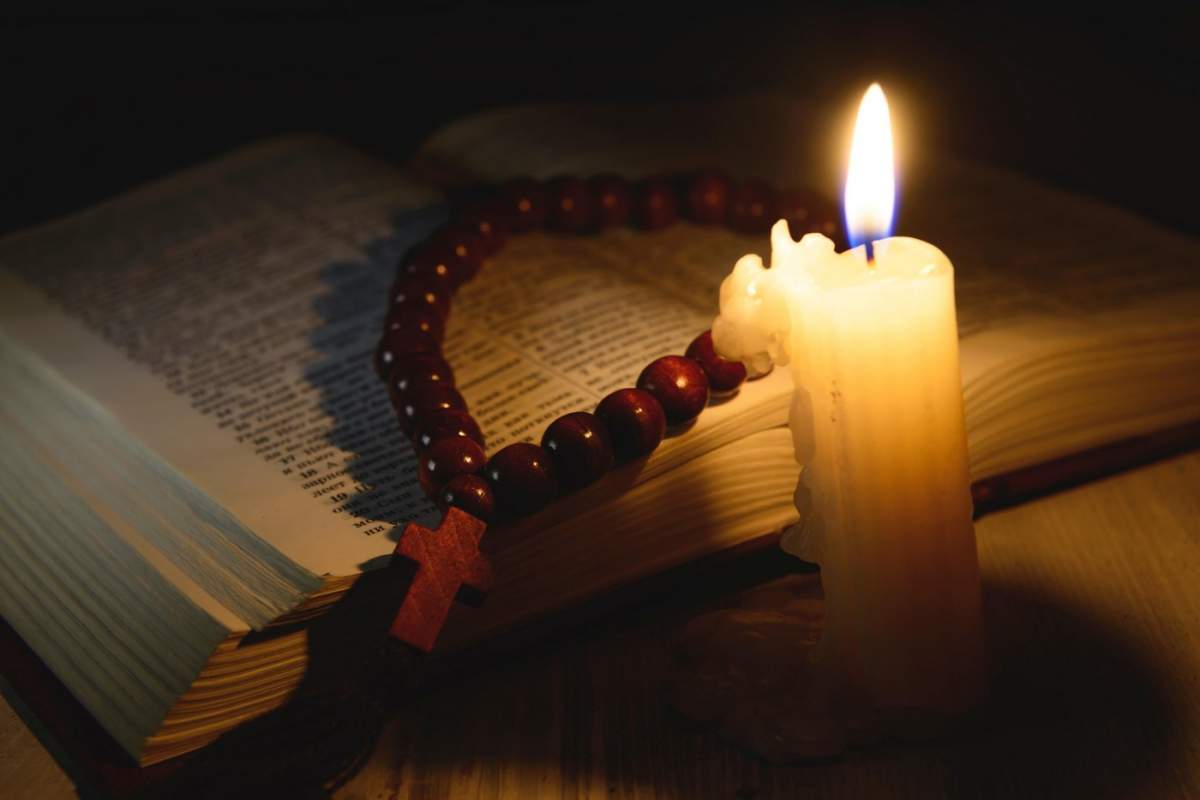o biblie și o lumânare