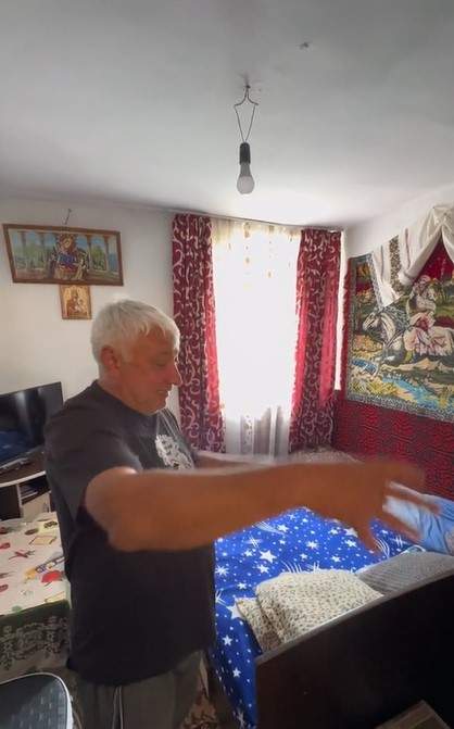 Cum arată casa lui Nea Florică, devenit viral pe TikTok pentru replica „Mi-a dat pachet”. Are 57 de ani și locuiește la țară / FOTO