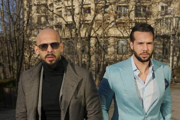 Știrile Antena Stars. Frații Tate rămân sub control judiciar. Milionarii britanici nu au voie să părăsească țara