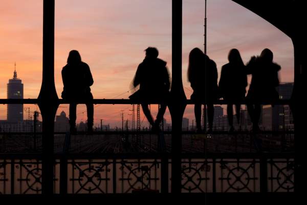 Orașele din Europa unde copiilor sub 13 le este interzis să iasă singuri din casă după ora 23:00. Părinții vor fi amendați dacă regula este încălcată