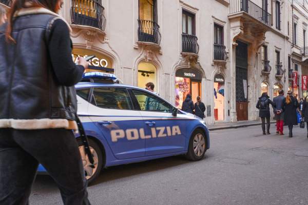 Un nou caz șochează Italia! Doi români, soț și soție, au fost arestați după ce și-au maltrat și abuzat sexual menajera