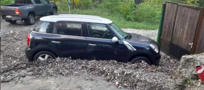 Vremea rea și fenomenele extreme au făcut prăpăd în România! Mai multe străzi au fost inundate, dar și unele case distruse: ”În 42 de ani, e prima oară când văd așa ceva...” / VIDEO