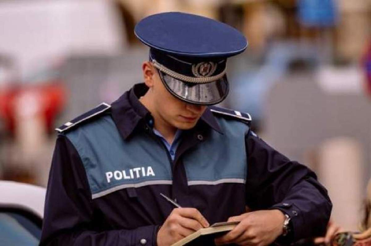 Un polițist scrie