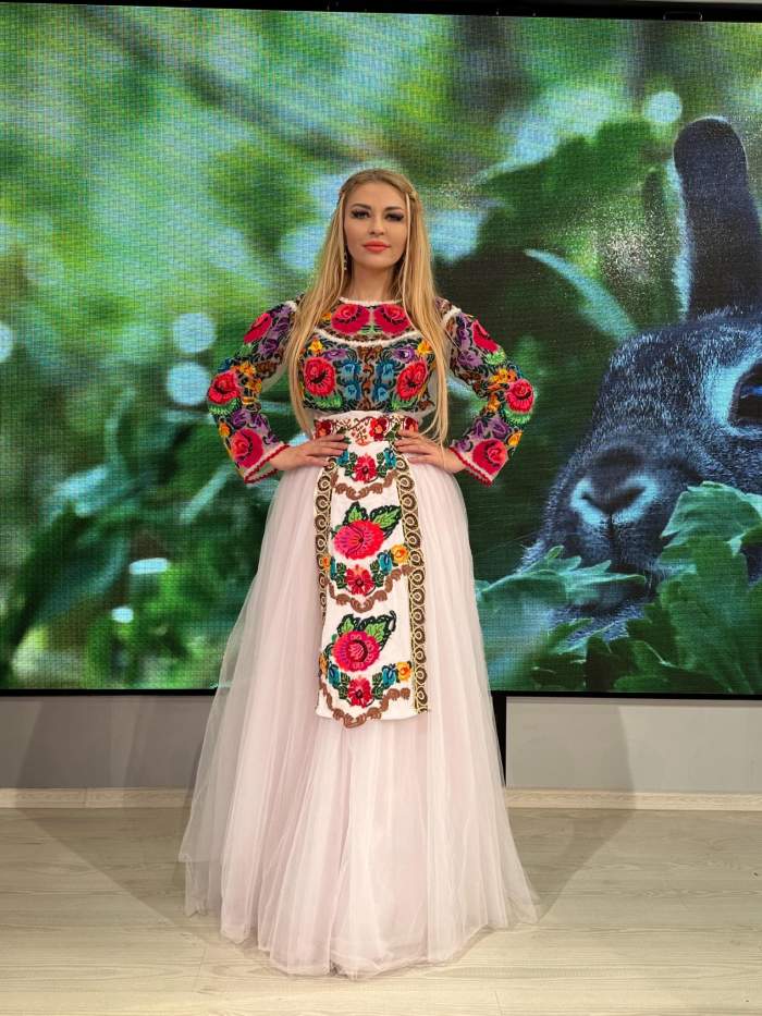 Lorenna poartă costum traditional