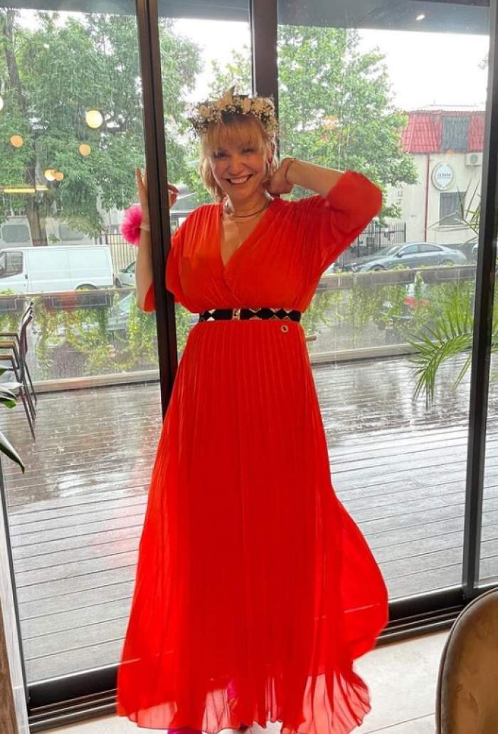 cristina cioran in rochie rosie