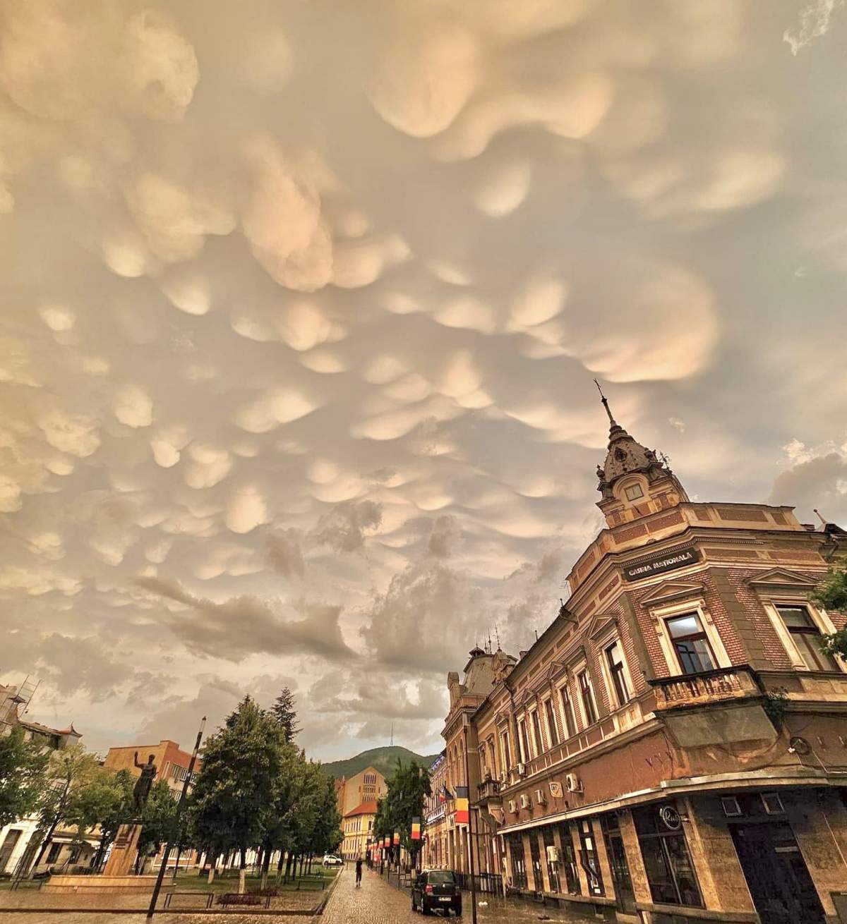 Norii mammatus au apărut în Deva. norii mammatus