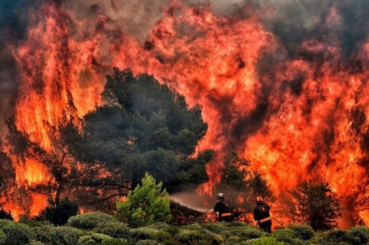 Doi pompieri în incendiu