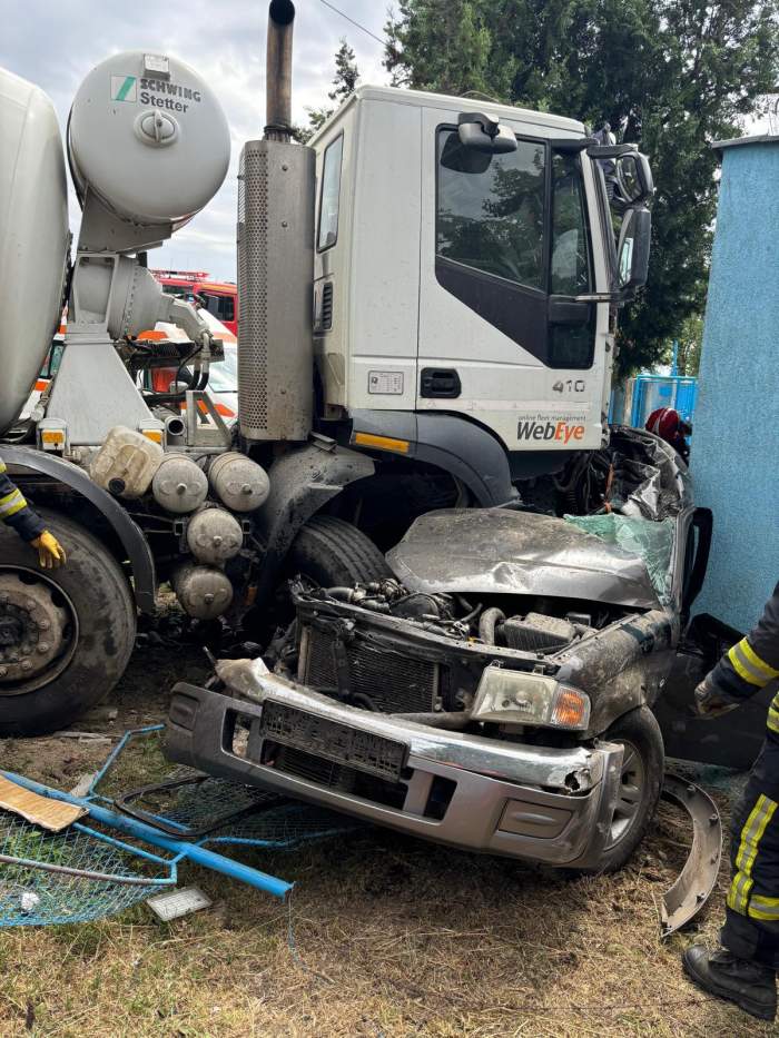 Accident terifiant în Arad. Un tânăr de 21 de ani a murit, după ce s-a ciocnit cu o autobetonieră / FOTO