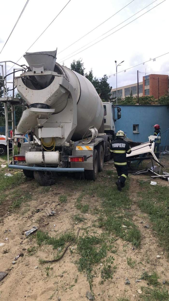 Accident terifiant în Arad. Un tânăr de 21 de ani a murit, după ce s-a ciocnit cu o autobetonieră / FOTO