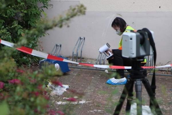 O mamă şi-a aruncat copilul de aproape doi ani de la etajul trei al unui bloc. Ţipetele micuţei, auzite de un adolescent. Cum a găsit-o pe fetiță