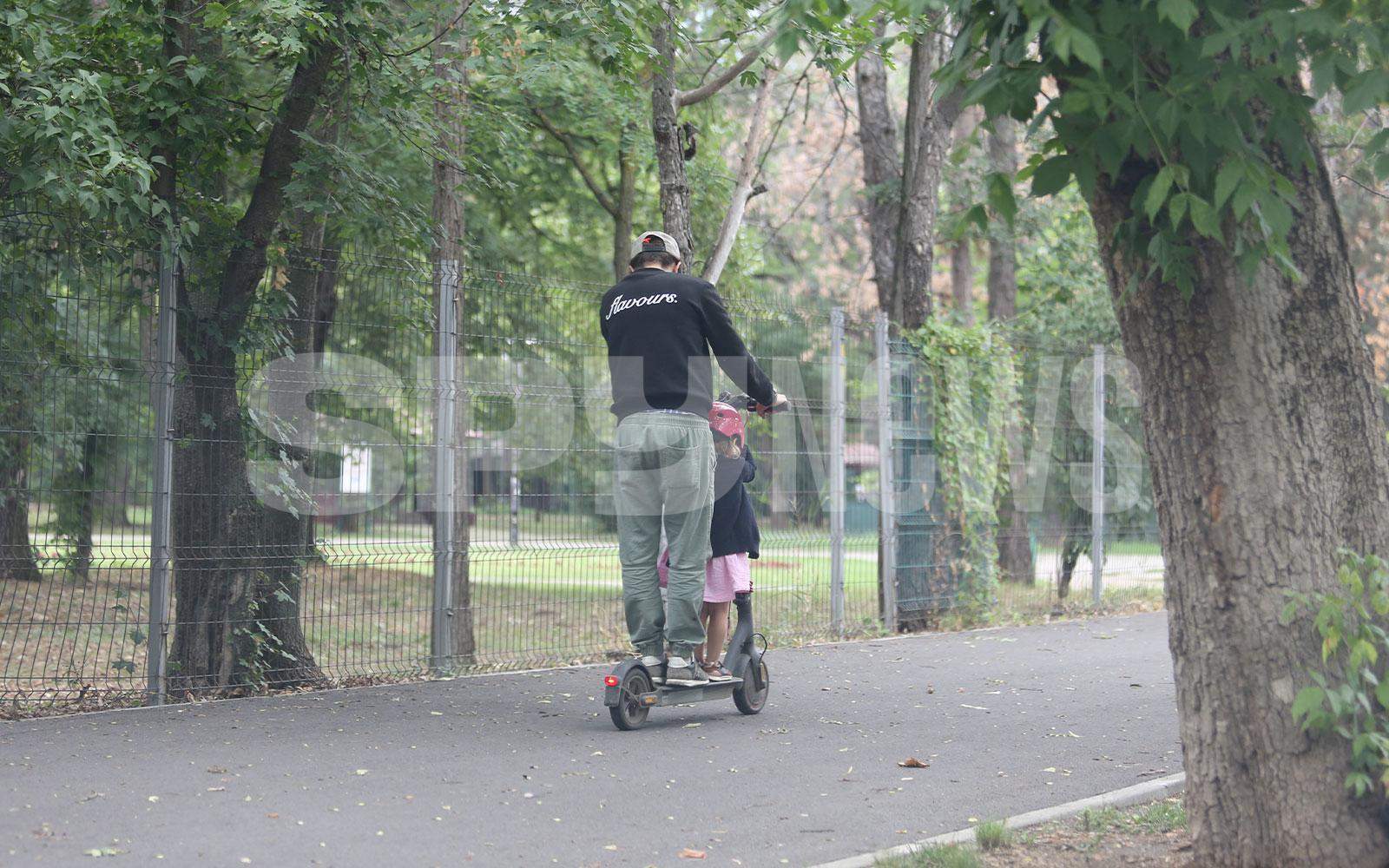 În timp ce mașina zace în garaj, el se plimbă cu trotineta! Chef Foa plătește cu vârf și îndesat după ce s-a urcat drogat la volan / PAPARAZZI