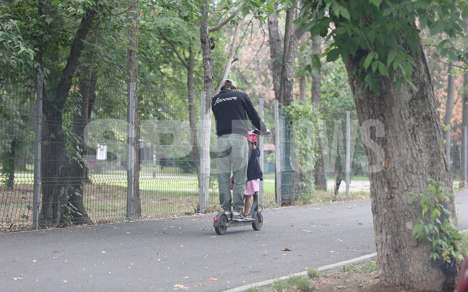 În timp ce mașina zace în garaj, el se plimbă cu trotineta! Chef Foa plătește cu vârf și îndesat după ce s-a urcat drogat la volan / PAPARAZZI