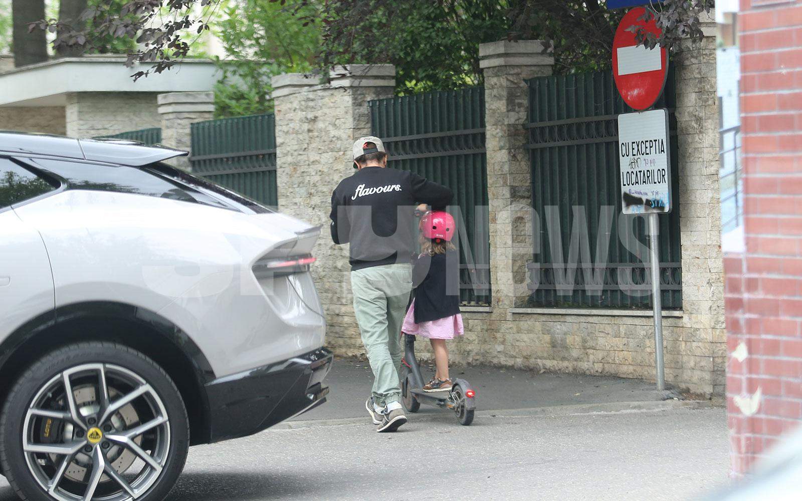 În timp ce mașina zace în garaj, el se plimbă cu trotineta! Chef Foa plătește cu vârf și îndesat după ce s-a urcat drogat la volan / PAPARAZZI