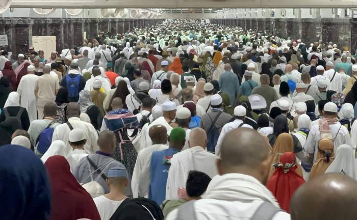 participanți la pelerinajul din Mecca