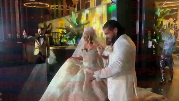 Anda Adam și Joseph Adam, moment spectaculos la nuntă! Cei doi miri au avut un dans impresionant, întâmpinați de tarabane / VIDEO