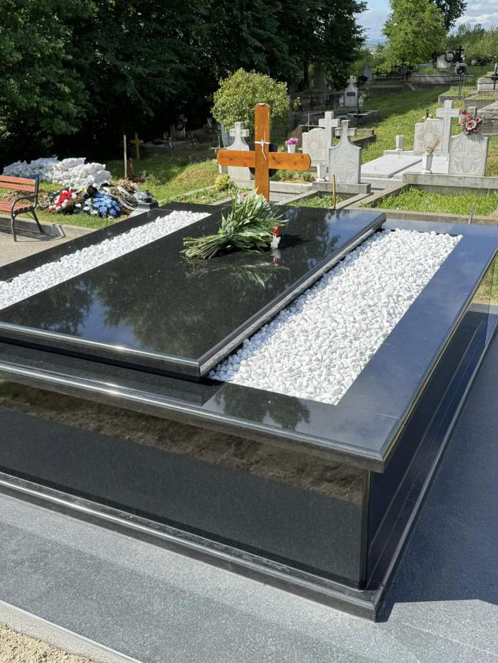 Soția lui Gabi Stângău, gest suprem de iubire, chiar și după moarte. Diana Berințan i-a ridicat un monument funerar în memoria lui: „Cu părinții mei dragi...”. Cum arată locul / FOTO