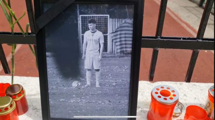 Colegii lui Flavius, fotbalistul de 19 ani găsit mort în râul Olt, un ultim omagiu, la liceu. Tatăl lui s-a întors din Germania pentru balul de absolvire, dar se pregătește de înmormântare / FOTO