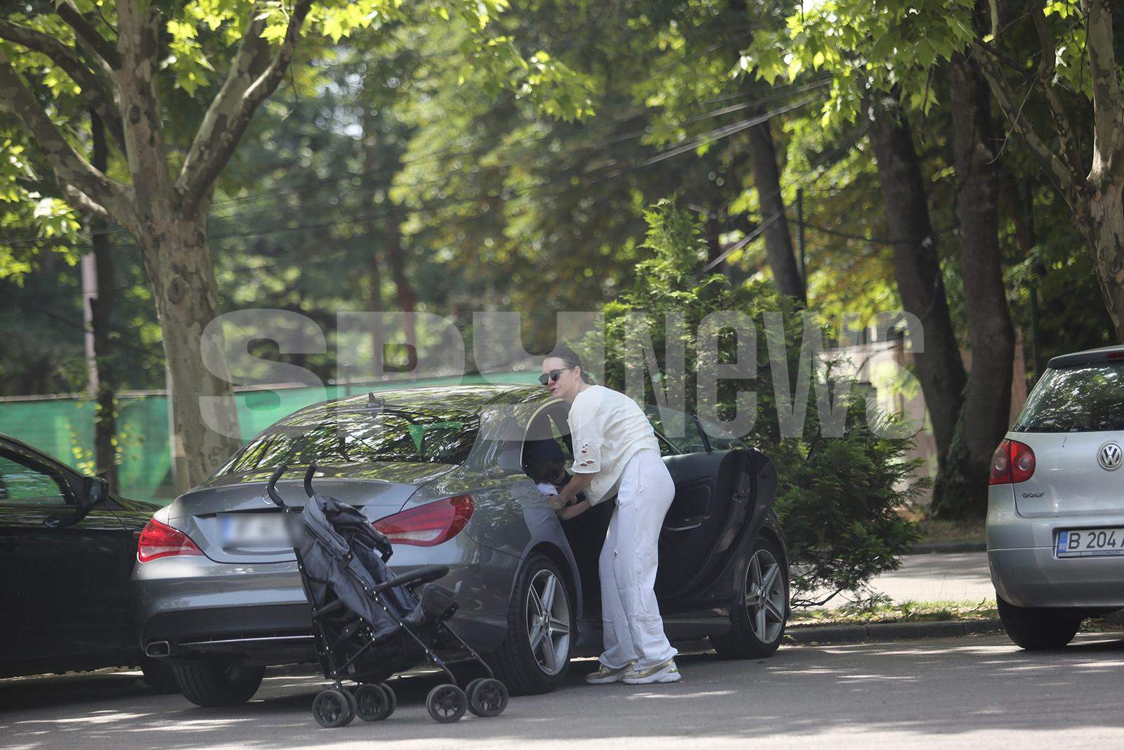 Cât de bine îi șade Magdei Pălimariu în rolul de mămică! Imagini savuroase cu fosta prezentatoare TV, alături de micuțul Aksel! / PAPARAZZI