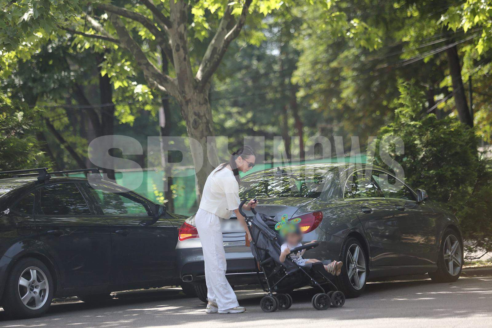 Cât de bine îi șade Magdei Pălimariu în rolul de mămică! Imagini savuroase cu fosta prezentatoare TV, alături de micuțul Aksel! / PAPARAZZI