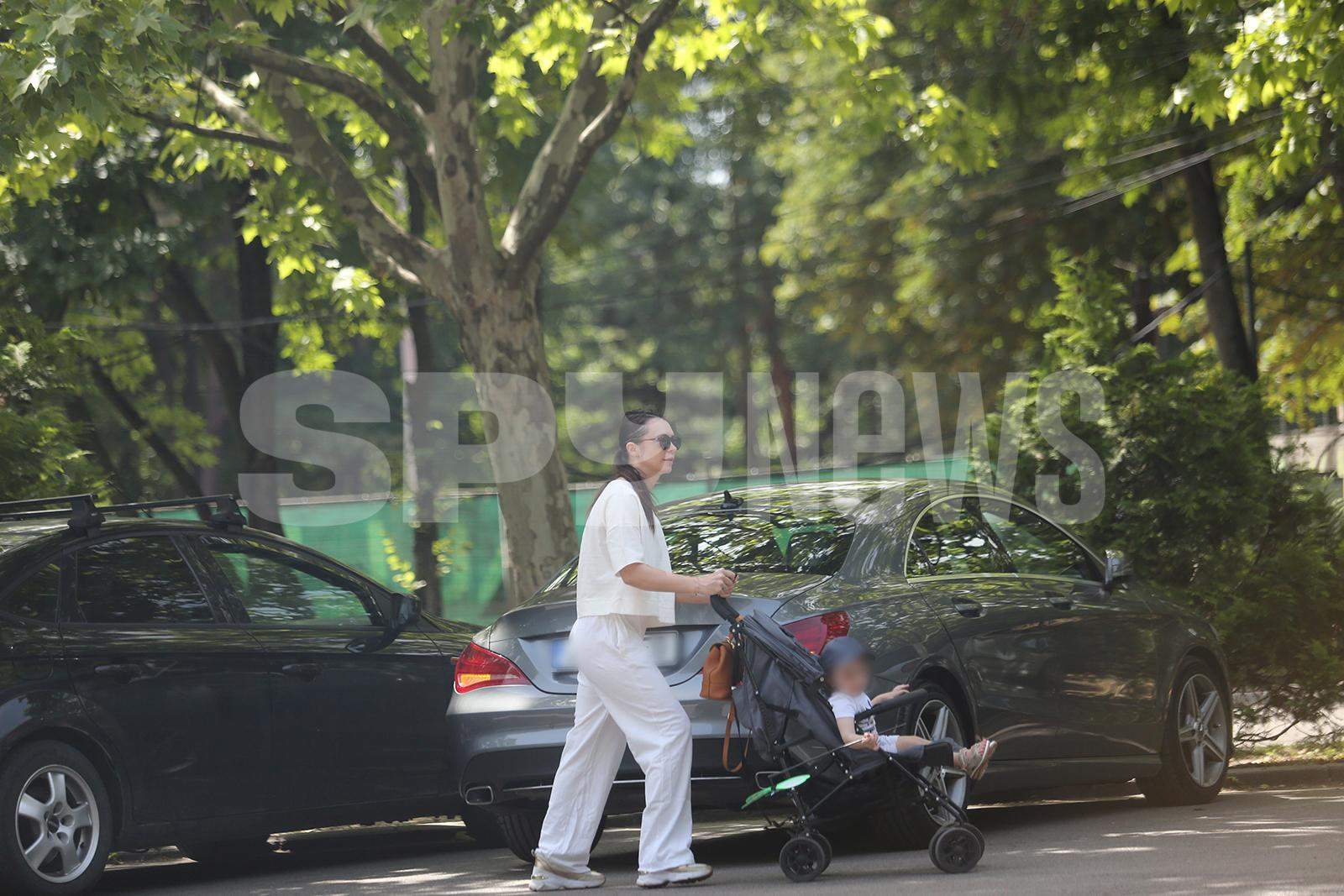 Cât de bine îi șade Magdei Pălimariu în rolul de mămică! Imagini savuroase cu fosta prezentatoare TV, alături de micuțul Aksel! / PAPARAZZI