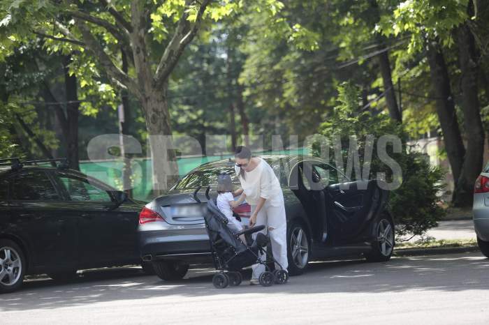 Cât de bine îi șade Magdei Pălimariu în rolul de mămică! Imagini savuroase cu fosta prezentatoare TV, alături de micuțul Aksel! / PAPARAZZI