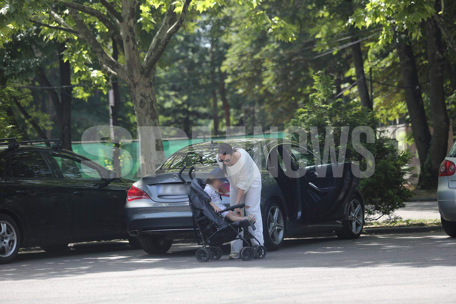 Cât de bine îi șade Magdei Pălimariu în rolul de mămică! Imagini savuroase cu fosta prezentatoare TV, alături de micuțul Aksel! / PAPARAZZI