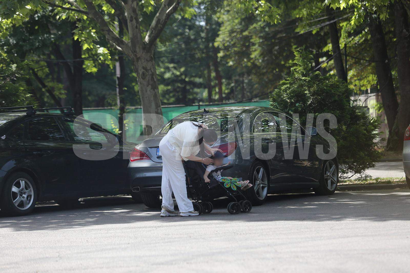 Cât de bine îi șade Magdei Pălimariu în rolul de mămică! Imagini savuroase cu fosta prezentatoare TV, alături de micuțul Aksel! / PAPARAZZI