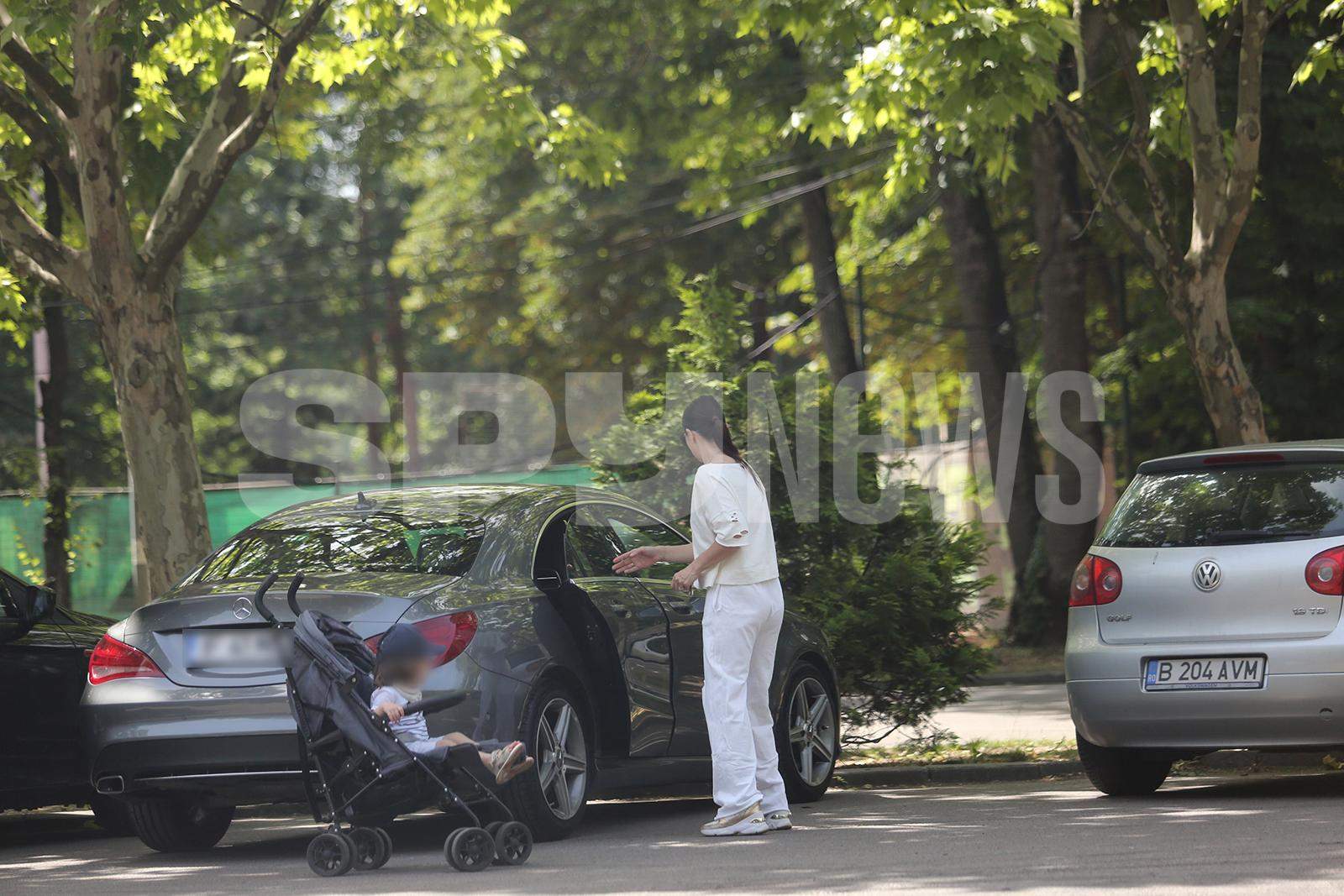 Cât de bine îi șade Magdei Pălimariu în rolul de mămică! Imagini savuroase cu fosta prezentatoare TV, alături de micuțul Aksel! / PAPARAZZI