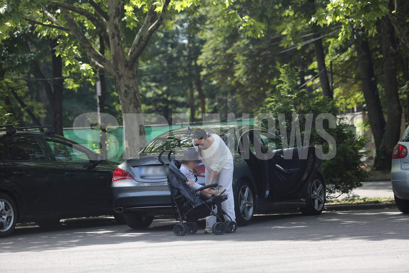 Cât de bine îi șade Magdei Pălimariu în rolul de mămică! Imagini savuroase cu fosta prezentatoare TV, alături de micuțul Aksel! / PAPARAZZI