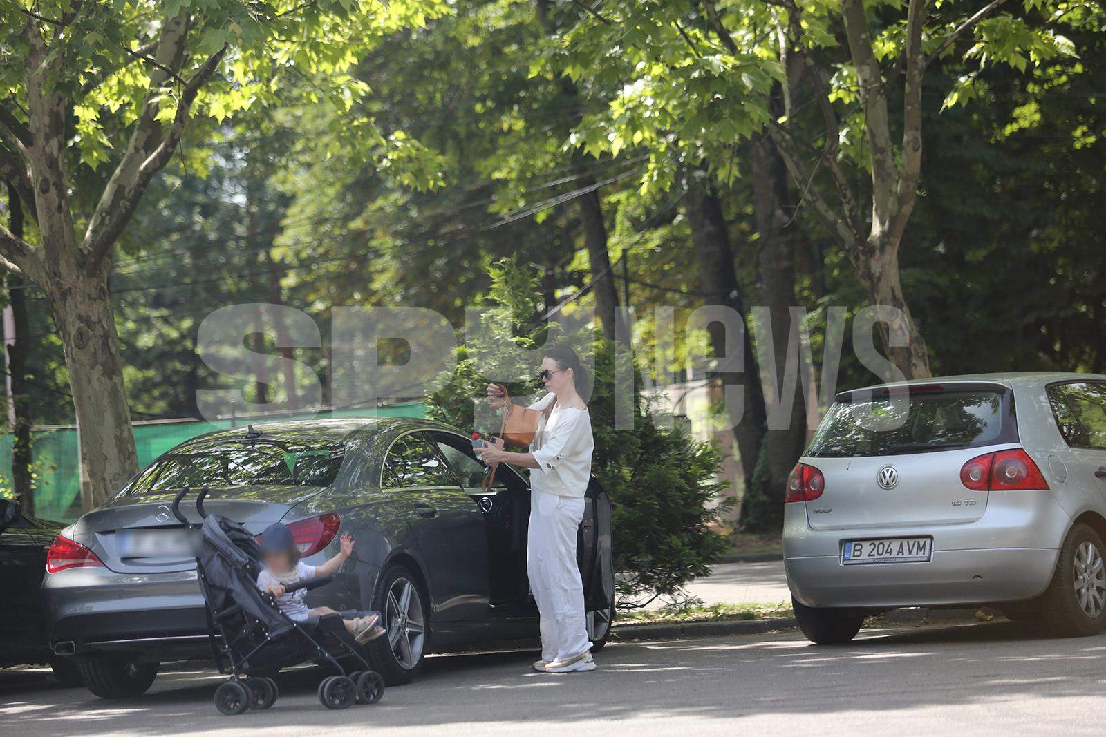 Cât de bine îi șade Magdei Pălimariu în rolul de mămică! Imagini savuroase cu fosta prezentatoare TV, alături de micuțul Aksel! / PAPARAZZI